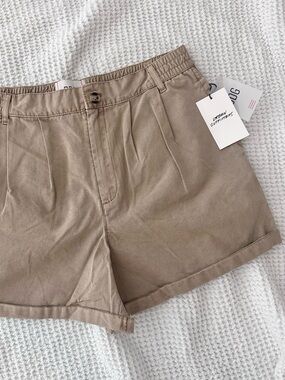 NWT Urban Outfitters BDG Khaki Pleated Women’s Shorts Closet Staple Utility UO